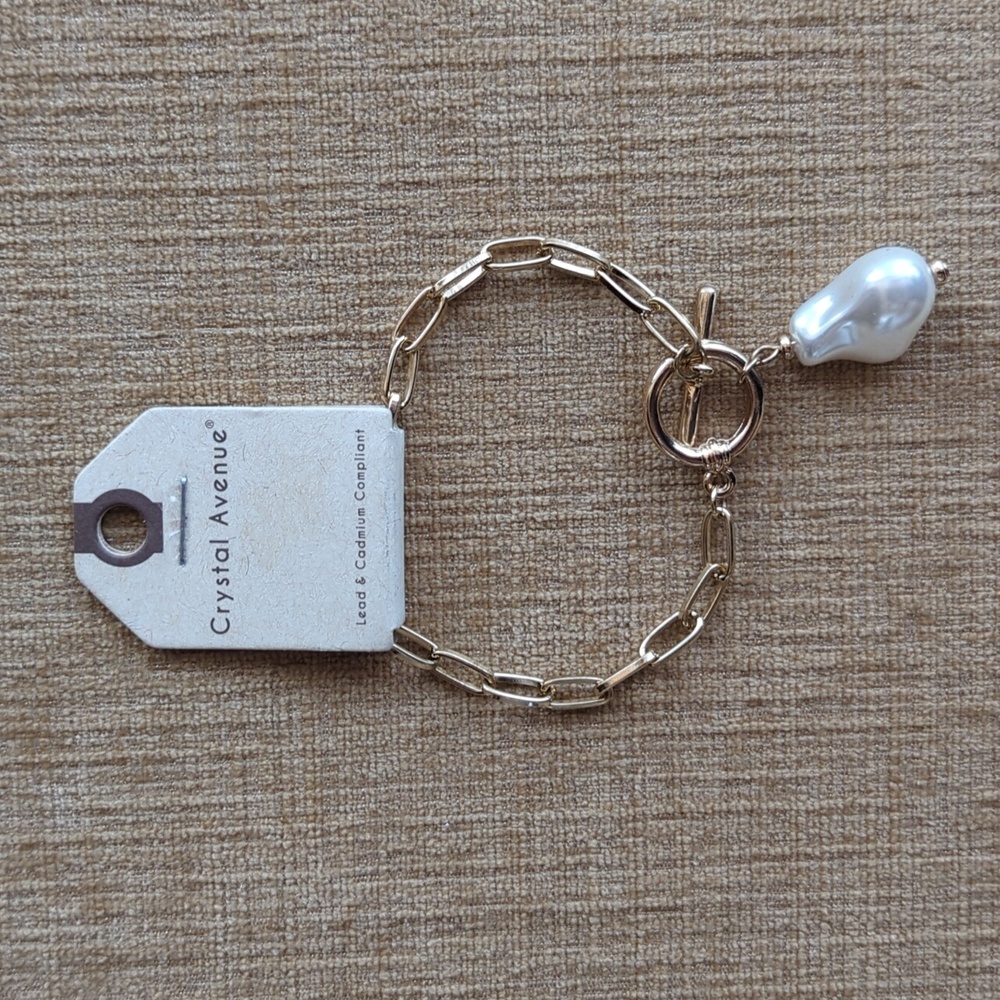 3/$20🌟 Crystal Avenue Faux Baroque Pearl Gold Tone Toggle Chain Bracelet